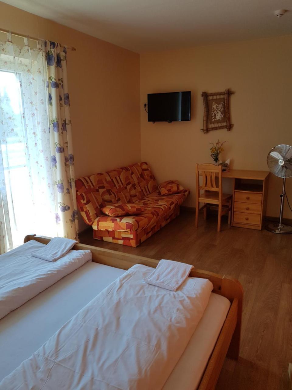 Aitinlauvas Hotel Tīreļi Kültér fotó